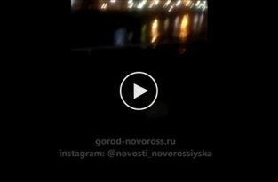 Пьяные школьники топят шары с набережной Новороссийска