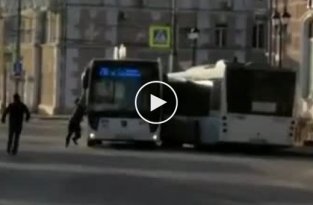 Водитель попытался голыми руками остановить сбежавший автобус
