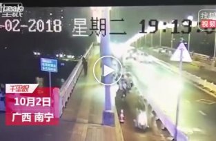 Китайский маньяк перекинул девушку через мостовые перила