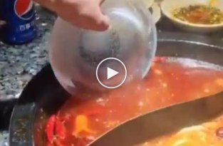 Как с помощью тарелки из льда, избавится от лишнего жира в супе