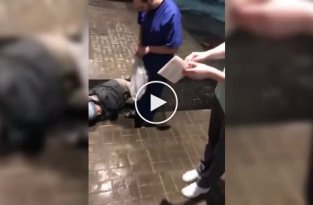 Умрет - отправим в морг. Охранник больницы в Петрозаводске выбросил пожилого пациента на улицу