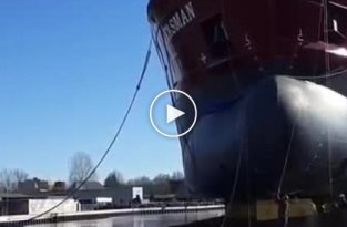 Грузовое судно чуть не раздавило рабочего при спуске на воду