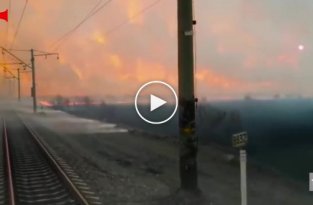Поезд пробивается сквозь пелену дыма и огня в Приморье