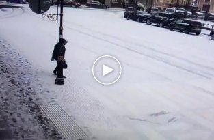 Почти синхронное падение пешеходов в Санкт-Петербурге