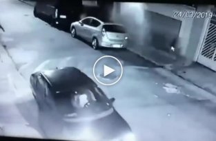 В Бразилии девушка-полицейский оперативно обезвредила напавшего на нее грабителя