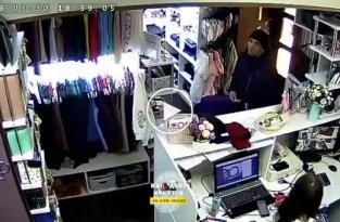 В Иркутске кража мобильного телефона в магазине попала на видео