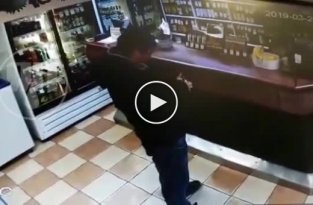 Продавщица магазина на Кубани пожаловалась своему другу на постоянно пьяного покупателя