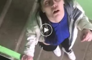 В Воронеже молодая девушка-наркоманка пришла ловить кайф в подъезд