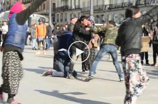 Испанская полиция разгоняет цыганскую драку