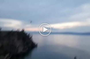 Одномоторный самолет упал в озеро Байкал
