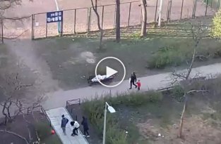 Питерские дети три часа играли в футбол рядом с трупом
