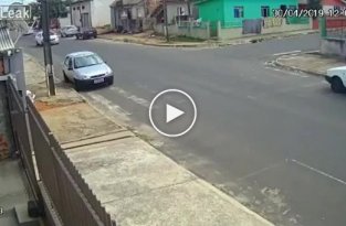 Впечатляющая бразильская авария с мотоциклистом