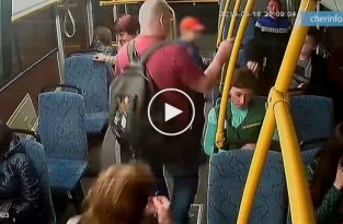 Пассажир выбросил кондуктора из автобуса из-за нежелания платить за сына