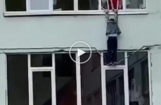 Паренёк из Ростова решил сбежать с уроков и выпрыгнуть из окна, но в процессе что-то пошло не так