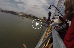Банджи-прыжок с моста в воду