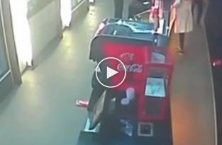 Мужчина жестоко избил кассира буфета в кинотеатре