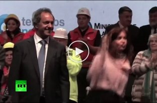 Президент Аргентины станцевала на предвыборном митинге