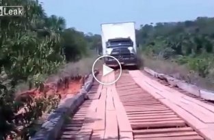 Старый мост не выдержал грузовик