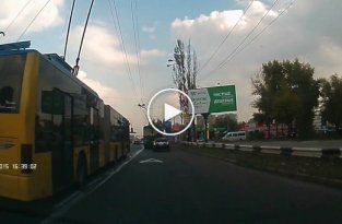 Пьяный водитель на Шевроле влетел в троллейбус. Киев