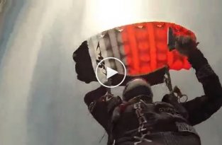 Необычный прыжок с парашютом