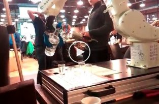 Робот-бармен наполняет рюмки