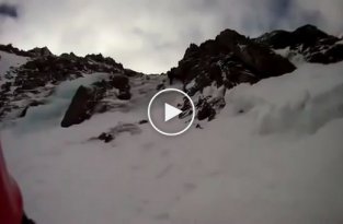 На альпиниста во время восхождения сбросили кусок льда