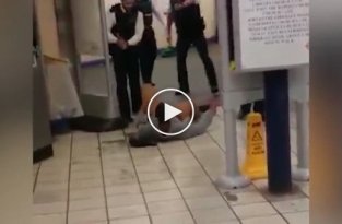 В лондонском метро обезвредили нападавшего на людей мужчину с ножом