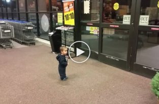Реакция малыша на автоматические двери
