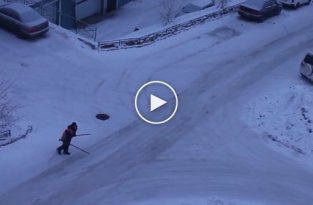 Иркутские дворники катаются по ледяной дороге на лопатах