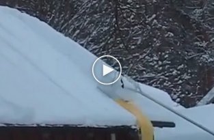 Интересный способ как почистить от снега крышу