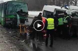 В Харькове в ДТП столкнулись скорая и автобус