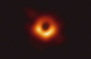 Ученые впервые в истории получили изображение черной дыры (2 фото)