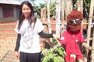 В тайской деревне для отпугивания злого призрака женщины используют чучела с огромными мужскими (3 фото)