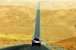 Таримское шоссе: зачем китайцам 500 км дороги посреди голой пустыни (2 фото + 1 видео)