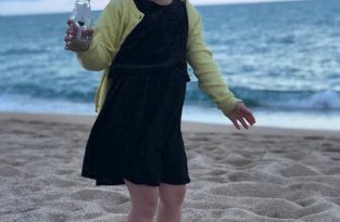В Испании 4-летняя девочка бросила бутылку с посланием в море, а спустя время она получила ответ из Москвы (2 фото)