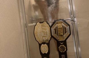 Чемпионка UFC Аманда Нуньес приняла душ с двумя чемпионскими поясами (4 фото + видео)