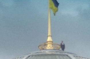 Владимир Зеленский залез на крышу Верховной Рады? (3 фото)