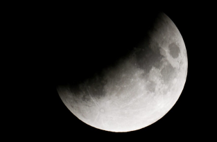 Частичное лунное затмение и кровавый восход (2 фото + видео)
