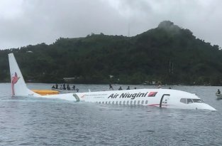 В сети появилось видео жесткой посадки «Боинга» на воду в Микронезии (2 фото + 1 видео)