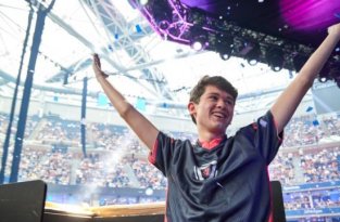 Подросток из США выиграл 3 миллиона долларов на чемпионате мира по Fortnite (2 фото + видео)