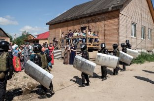 Вторые сутки полиция охраняет дом местных цыган в маленьком селе Подгорное в Кемеровской области (3 фото)