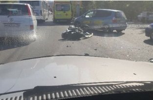 Парень и девушка на мотоцикле врезались в иномарку в Чите (видео + 3 фото)