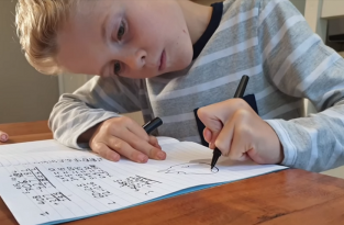Мальчик любил рисовать в театради на уроках, а теперь занимается этим профессионально (3 фото + видео)