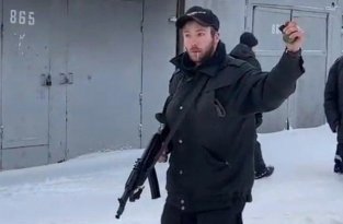 В Петербурге сносят гаражи. Один из хозяев защищает имущество с автоматом и гранатами (4 фото + видео)
