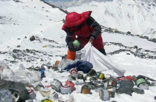 Двадцать непальских альпинистов пошли в так называемую зону смерти, чтобы собрать мусор (2 фото)