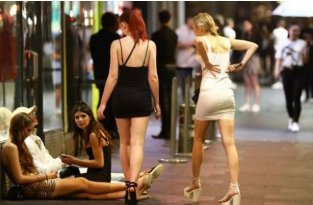 Народ в Сиднее ликует и ходит по барам — отменен закон, ограничивающий продажу алкоголя (14 фото)