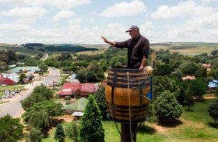 В ЮАР мужчина пытается побить странный рекорд и просидеть в винной бочке 80 дней (2 фото)