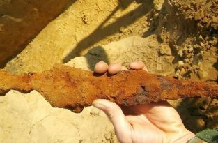 Во время раскопок в Германии, парень нашел 2000-летний кинжал (7 фото)