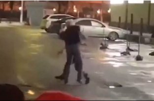 В Подмосковье посетитель ресторана и охранник устроили бой без правил, а полиция просто смотрела (2 фото + видео)
