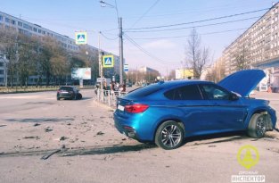 В Петербурге женщина устроила ДТП и сама пострадала (3 фото + 1 видео)